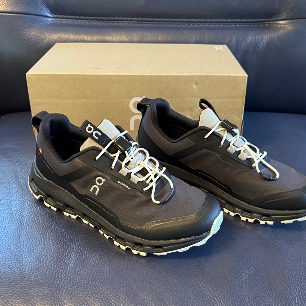 On Cloud Women’s Black and White Athletic Shoes